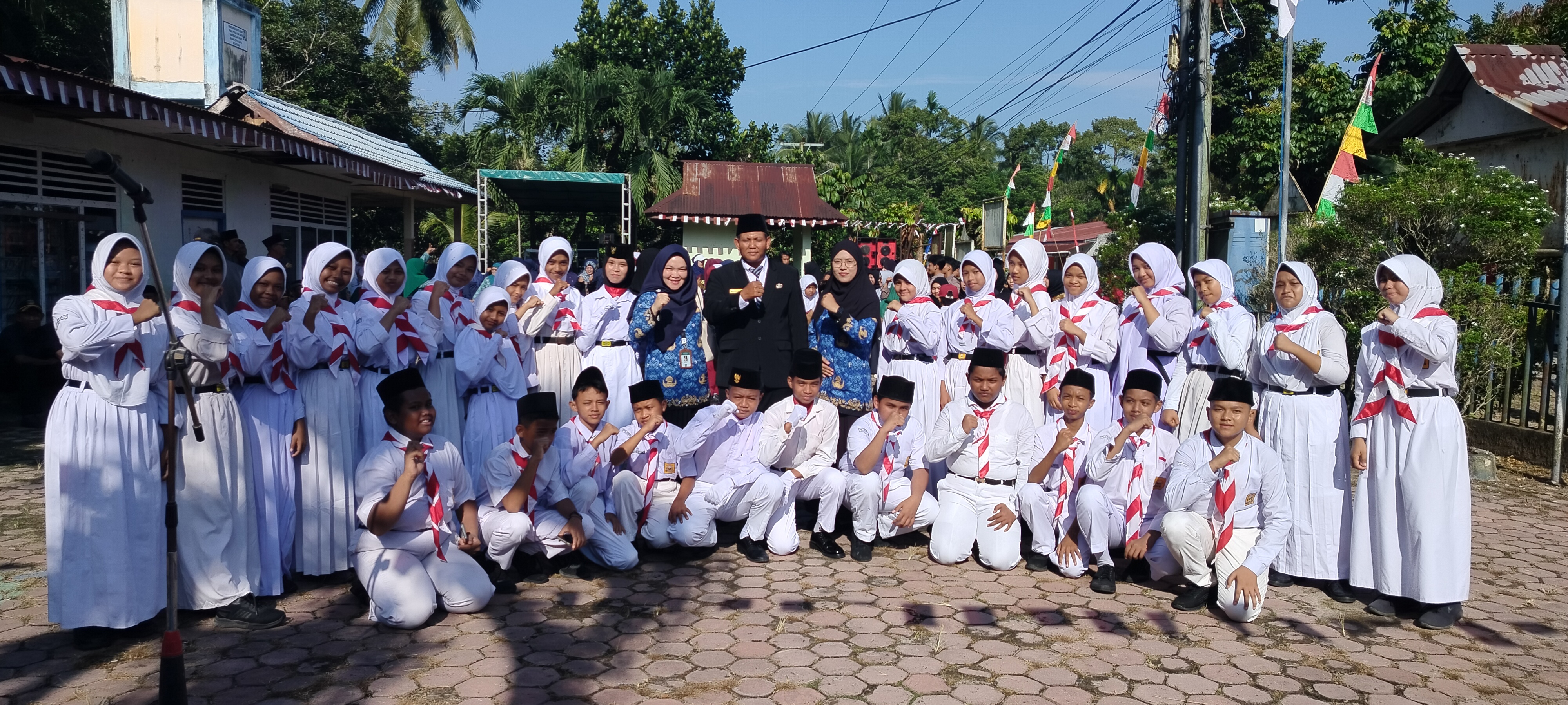 Penampilan Tim Paskibra dan paduan suara SMPN 21 Dumai